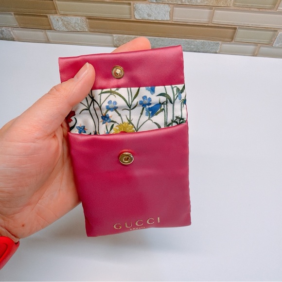 Gucci Beauty Floral Compact Mirror with Satin Pouch — Rare Collectible - Picture 4 of 5